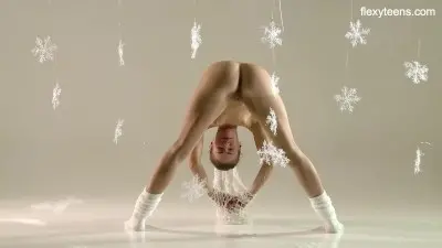 Развратная балерина демонстрирует своё голое тело в новогоднем ролике
